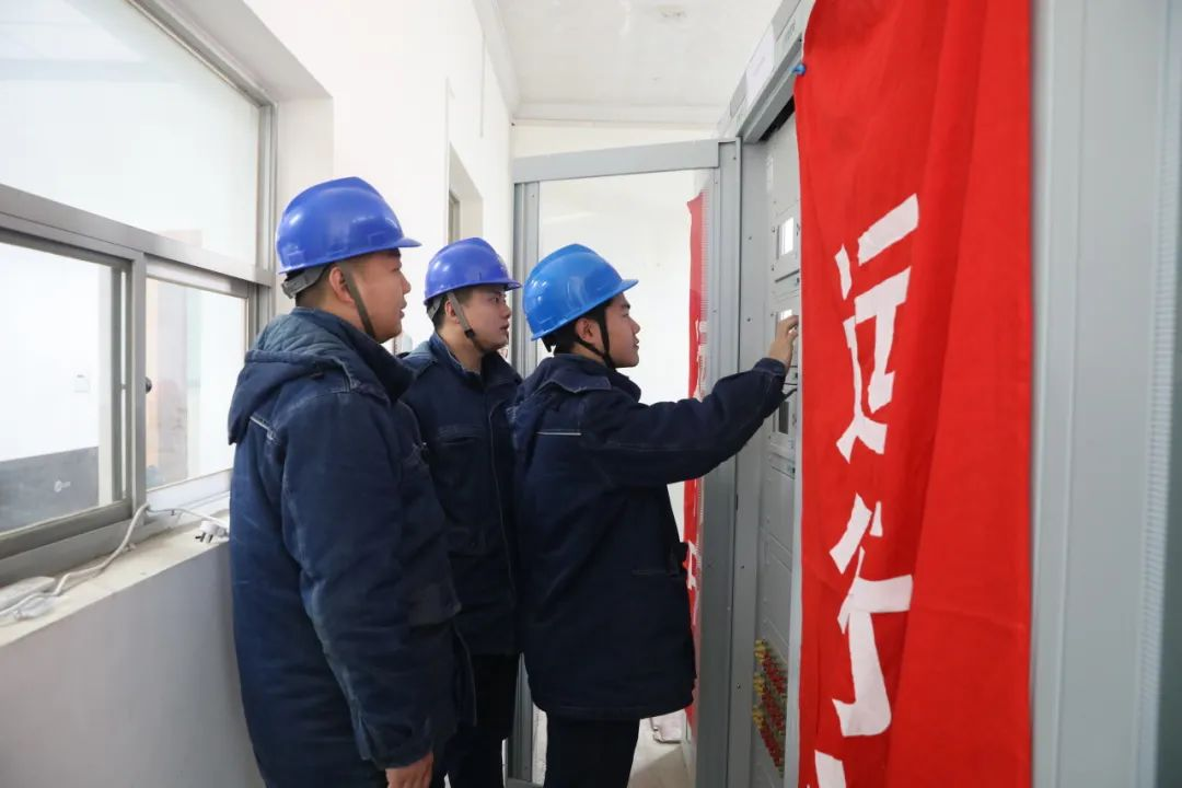 國(guó)網(wǎng)寶雞供電公司圓滿完成110千伏絳帳變?nèi)纠吓f設(shè)備改造 新一代測(cè)控設(shè)備引領(lǐng)智能電網(wǎng)升級(jí)